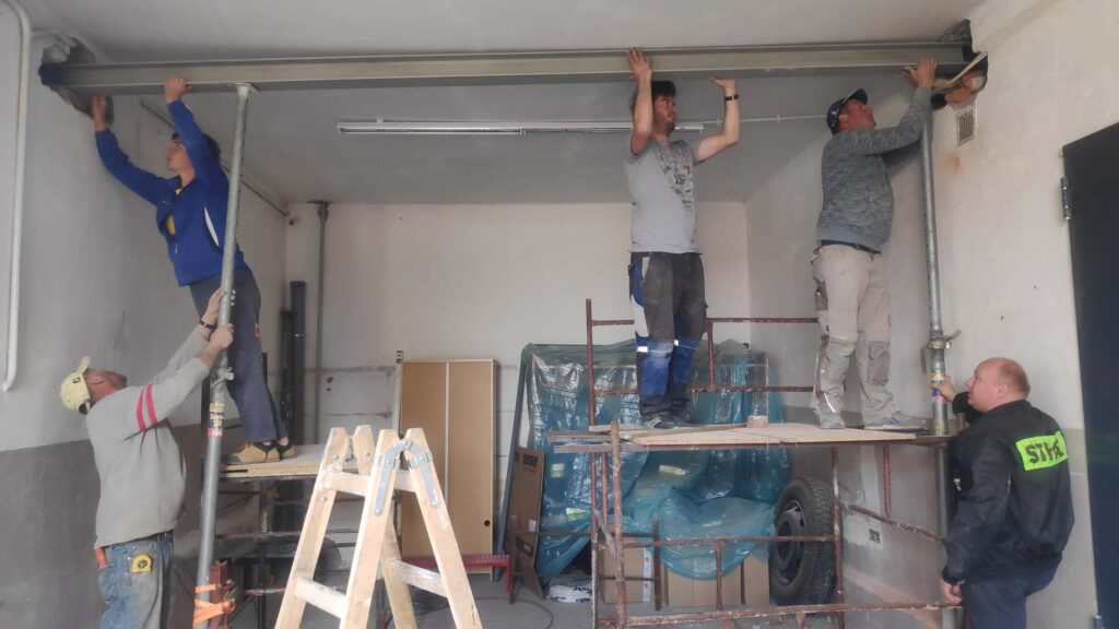 OSP Bucze prace remontowe w garażu remizy